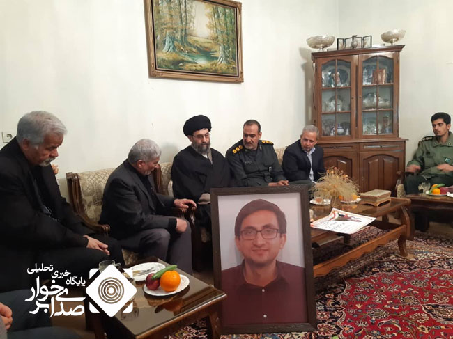 امام جمعه و مسئولین شهر حبیب آباد با خانواده شهید دکتر اشرفی  دیدار کردند