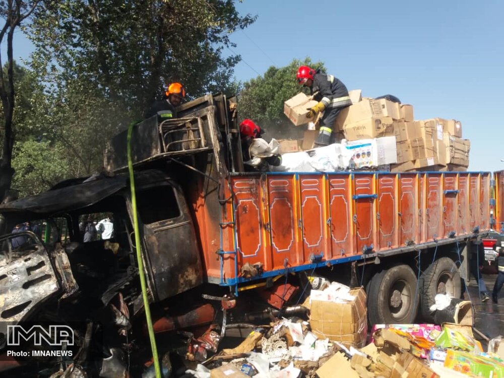 بلوار فرزانگان قربانی گرفت/راننده کامیون در تصادف با تانکر گازوئیل  سوخت