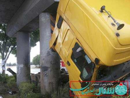 واژگونی یک دستگاه تریلر در مسیر اصفهان شاهین شهر