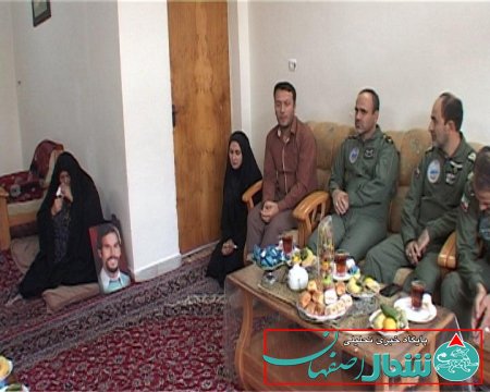 بازدید سرتیپ دوم هوشنگ یاری از خانواده شهید حسن طاهری